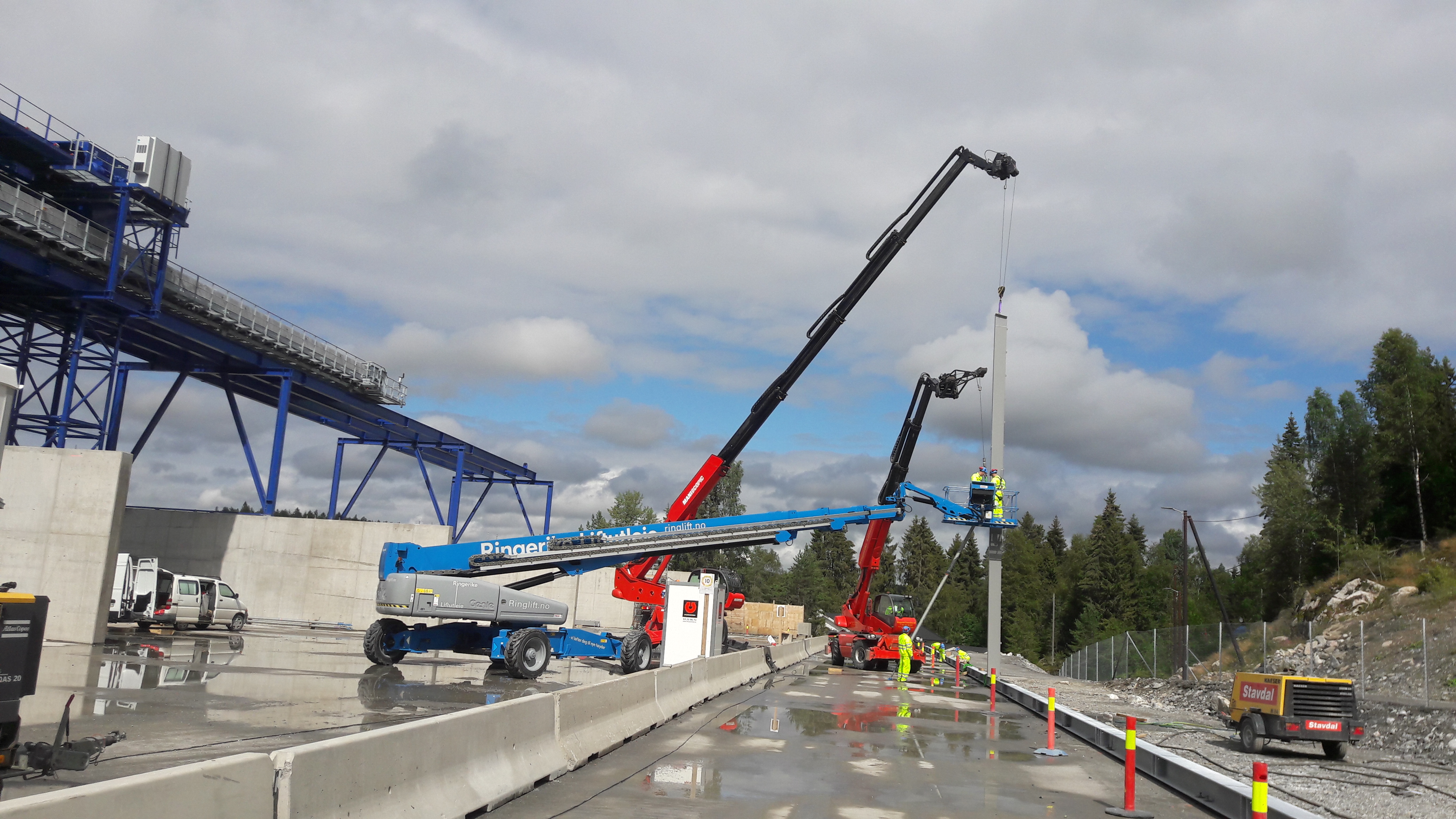 Norwegia. Montaż hali  dla Firmy  Hallmaker Konstpol o masie   ok. 380 ton i wymiarach 116x50x25.